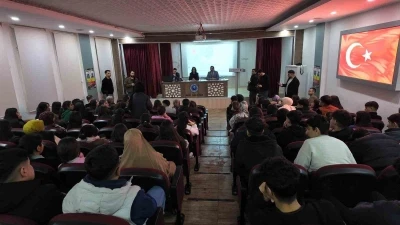 Siirt&rsquo;te cumhuriyet savcıları lise &ouml;ğrencilerini &lsquo;dolandırıcılık&rsquo; konusunda bilgilendirdi
