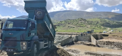Siirt'te Dere Taştı, Ulaşım Hattı Zarar G&ouml;rd&uuml;: B&ouml;lgede M&uuml;dahale &Ccedil;alışmaları S&uuml;r&uuml;yor