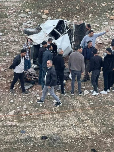 Siirt&rsquo;te devrilen otomobil hurdaya d&ouml;nd&uuml;: 3 ağır yaralı
