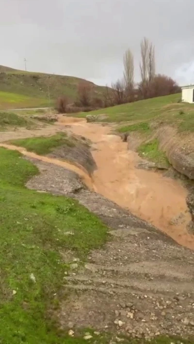 Siirt&rsquo;te dolu yağışı etkili oldu, bah&ccedil;eler zarar g&ouml;rd&uuml;
