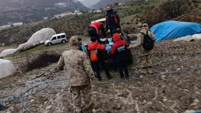 Siirt&rsquo;te fırtına ve sağanak &ccedil;adırları yıktı: 20 kişi tahliye edildi