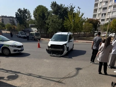 Siirt’te hafif ticari araç ile motosiklet çarpıştı: 2 yaralı
