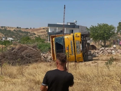 Siirt’te hafriyat kamyonu devrildi: 3 yaralı
