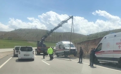 Siirt&rsquo;te hasta taşıyan ambulans devrildi
