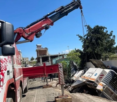 Siirt&rsquo;te iş makinesi devrildi
