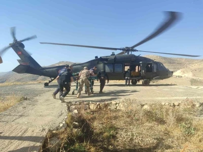 Siirt’te jandarma helikopteri, iş kazası geçiren vatandaşı hastaneye taşıdı
