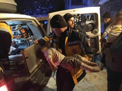 Siirt&rsquo;te kapanan yollar a&ccedil;ıldı, hastalar hastaneye ulaştırıldı
