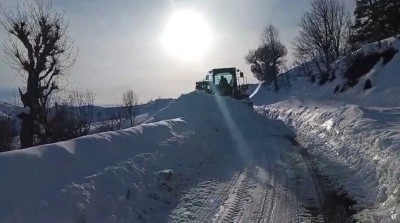 Siirt&rsquo;te karla kaplı yollar a&ccedil;ıldı