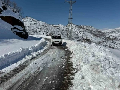 Siirt&rsquo;te karla m&uuml;cadele s&uuml;r&uuml;yor: Mahsur kalan vatandaşlar kurtarıldı
