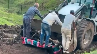 Siirt&rsquo;te kaybolan b&uuml;y&uuml;kbaş hayvan &ccedil;amura saplanmış halde bulundu
