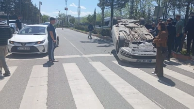 Siirt&rsquo;te kazada iki s&uuml;r&uuml;c&uuml; ara&ccedil;larda sıkıştı
