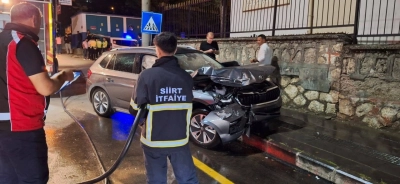 Siirt'te Kep&ccedil;e ile Otomobil Kafa Kafaya &Ccedil;arpıştı: 5 Kişi Yaralandı