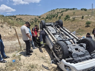 Siirt'te Kontrolden &Ccedil;ıkan Ara&ccedil; Takla Attı, S&uuml;r&uuml;c&uuml; Ara&ccedil;ta Sıkıştı