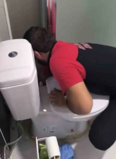 Siirt&rsquo;te lavabo gider borusuna sıkışan 2 yavru kedi itfaiye ekiplerince kurtarıldı
