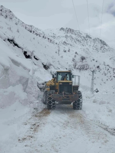 Siirt&rsquo;te mahsur kalan minib&uuml;s kurtarıldı
