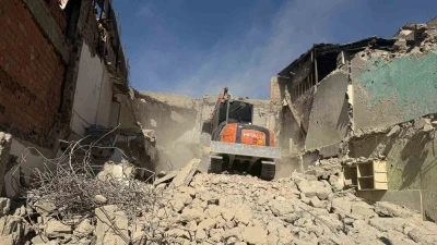 Siirt’te metruk bina kontrollü şekilde yıkıldı
