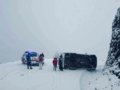 Siirt&rsquo;te minib&uuml;s devrildi: 6 yaralı
