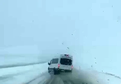 Siirt&rsquo;te minib&uuml;s&uuml;n kıl payı atlattığı kaza kamerada
