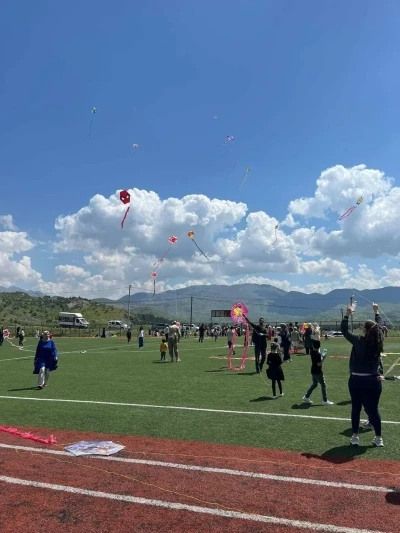 Siirt&rsquo;te &ouml;ğrenciler u&ccedil;urtma şenliğinde g&ouml;ky&uuml;z&uuml;n&uuml; renklendirdi
