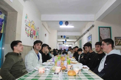 Siirt&rsquo;te &ouml;ğrenciler ve &ouml;ğretmenler iftar sofrasında buluştu
