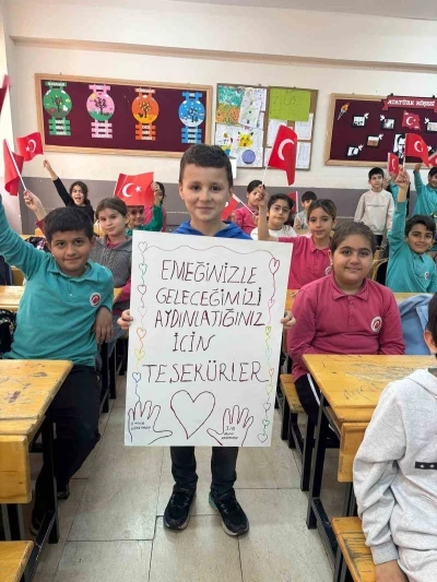 Siirt&rsquo;te &ouml;ğrencilerden &ouml;ğretmenlere sıcak karşılama
