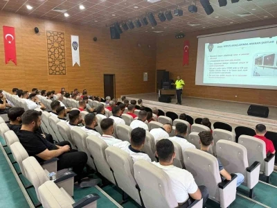 Siirt’te okul servis şoförlerine trafik güvenliği eğitimi verildi
