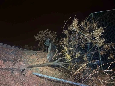 Siirt&rsquo;te okulun istinat duvarı &ccedil;&ouml;kt&uuml;, iki okulda eğitime ara verildi
