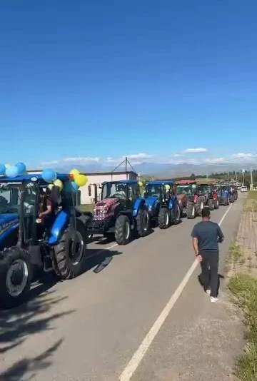 Siirt&rsquo;te onlarca trakt&ouml;r d&uuml;ğ&uuml;n konvoyuna katıldı
