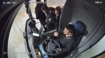 Siirt&rsquo;te otob&uuml;ste fenalaşan gen&ccedil; kız hastaneye yetiştirildi
