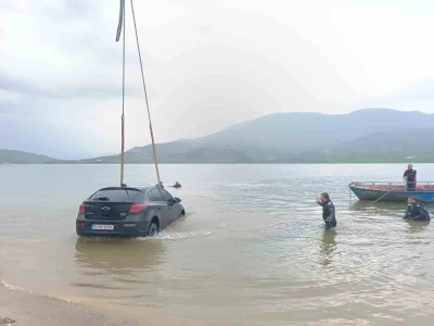 Siirt&rsquo;te otomobil baraj g&ouml;l&uuml;ne d&uuml;şt&uuml;
