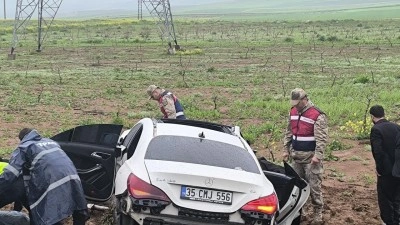 Siirt&rsquo;te otomobil ile kamyonet &ccedil;arpıştı: 2 &ouml;l&uuml;, 3 ağır yaralı