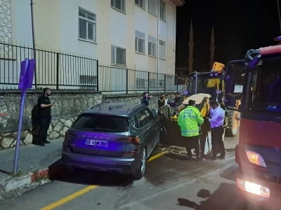 Siirt&rsquo;te otomobil ile kep&ccedil;e kafa kafaya &ccedil;arpıştı: 5 yaralı

