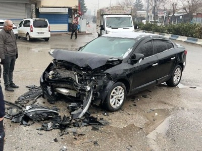 Siirt&rsquo;te otomobil ref&uuml;je &ccedil;arptı: 2 yaralı