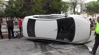 Siirt&rsquo;te otomobil ref&uuml;je &ccedil;arptı: 3 yaralı
