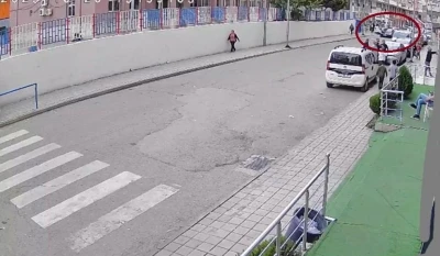 Siirt’te otomobilin çocuğa çarpma anı güvenlik kamerasına yansıdı
