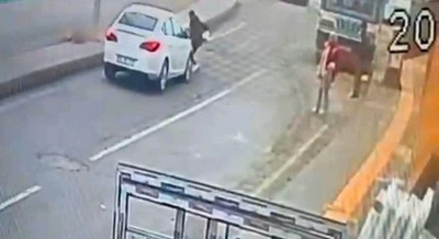 Siirt&rsquo;te otomobilin yayaya &ccedil;arptığı anlar kameraya yansıdı
