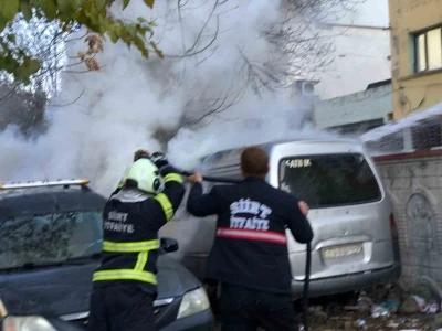 Siirt’te park halindeki kamyonet yandı
