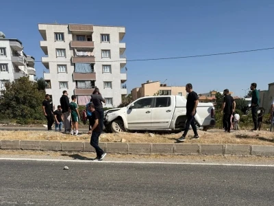 Siirt’te pikap aydınlatma direğine çarptı: 1 yaralı
