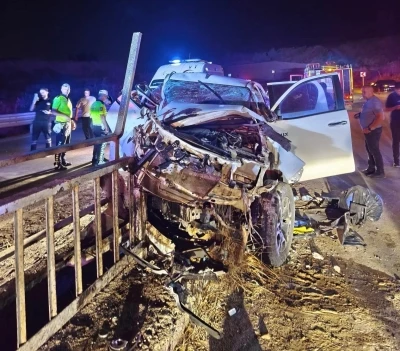 Siirt&rsquo;te pikap bariyerlere ok gibi saplandı: 2 yaralı

