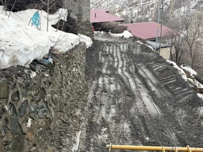 Siirt&rsquo;te sağanak yağış kayaları yola devirdi, ekipler yolu ulaşıma a&ccedil;tı
