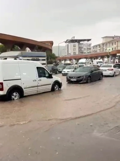 Siirt&rsquo;te sağanak yağış sele neden oldu, iş yerleri ve seralar zarar g&ouml;rd&uuml;
