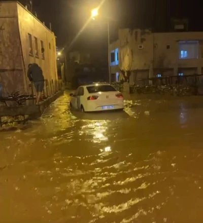 Siirt&rsquo;te sağanakta g&ouml;le d&ouml;nen yollarda ara&ccedil;lar mahsur kaldı
