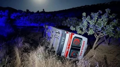 Siirt&rsquo;te sağlık&ccedil;ılar devrilen ambulansta kazayı yara atmadan atlattı
