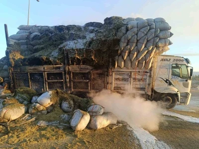 Siirt’te saman yüklü kamyonda yangın çıktı
