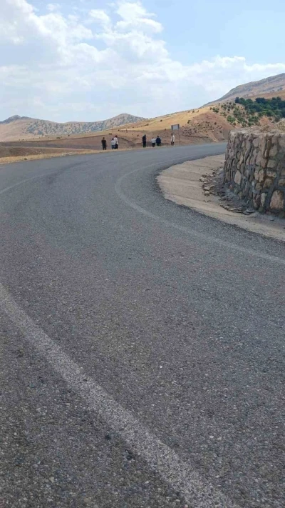 Siirt&rsquo;te şarampole devrilen kamyonetteki 3 kişi yaralandı

