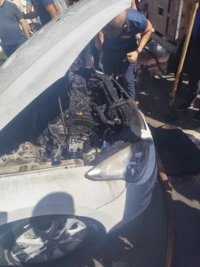 Siirt’te seyir halindeki araç alev aldı
