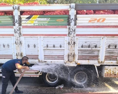 Siirt’te seyir halindeki kamyonet alev aldı
