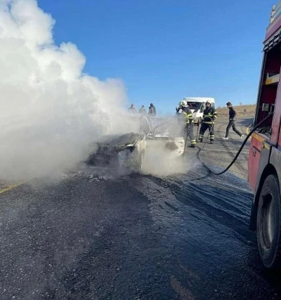 Siirt&rsquo;te seyir halindeki otomobil alev aldı: 4 kişilik aile son anda kurtuldu
