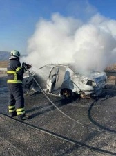 Siirt&rsquo;te seyir halindeki otomobil alev topuna d&ouml;nd&uuml;