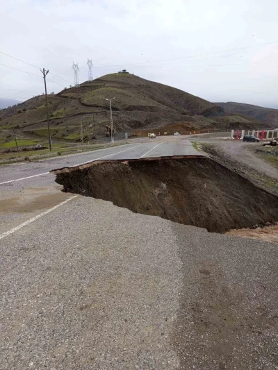Siirt&rsquo;te şiddetli yağışların ardından yol &ccedil;&ouml;kt&uuml;, heyelan meydana geldi
